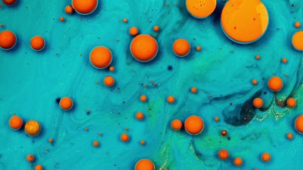 Lindas bolhas de laranja em um fundo azul, temas ou papéis de parede para a tela . — Vídeo de Stock