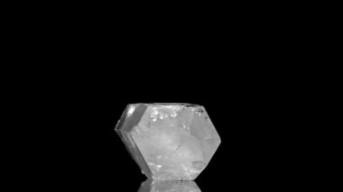 Şifalı kristal taş makro mineral, siyah arkaplanda beyaz kuvars kristalleri. Doğanın gizemli mücevherleri. dönüm kristali