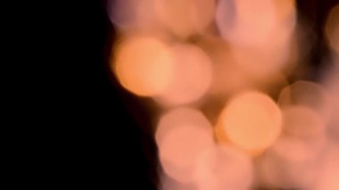 Koyu arkaplanda 4k çözünürlüklü yüzen parçacık bokeh.