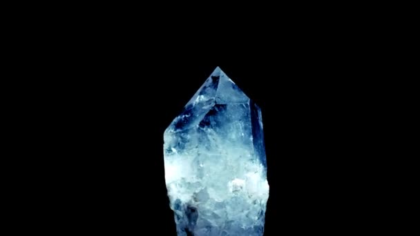 Glace bleue cristalline. rotation fond noir — Video