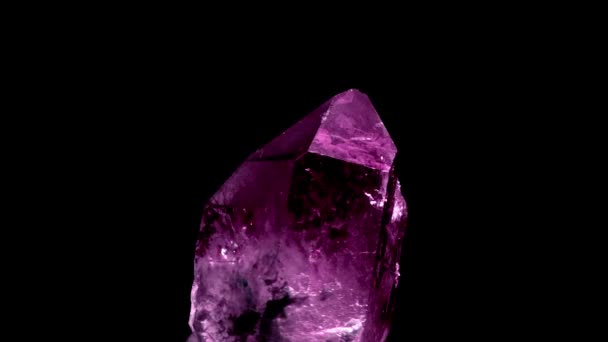 Incredibile colorato quarzo viola cluster di cristallo isolato su sfondo nero, Angel aura minerale. Macro di bella pietra minerale grezza — Video Stock