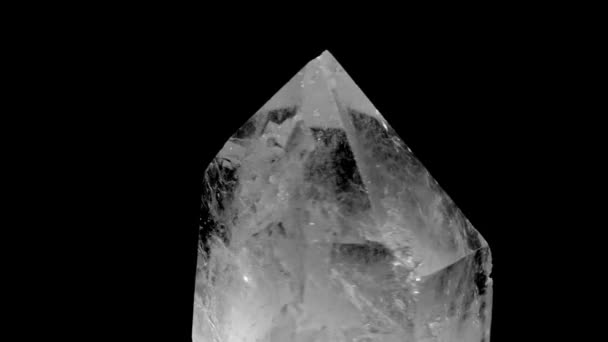 Piedra de cristal curativa macro mineral, cristales de cuarzo blanco áspero sobre fondo negro. Joyería misteriosa de la naturaleza. cristal de rotación — Vídeos de Stock