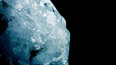 Mineral Celestine. Mineralin dokusu. Doğal değerli taşın Macro atışları. Çiğ mineral. siyah arkaplan.