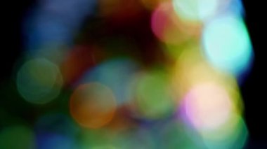 Parlak çokrenkli yuvarlak renk doymuş renk tasarımının soyut bokeh arkaplanı. Kırmızı, mavi ve yeşil yanıp sönen ışıklar.