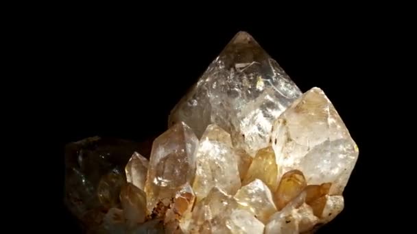 Cluster de cristais de quartzo fumado marrom e turmalina preta — Vídeo de Stock