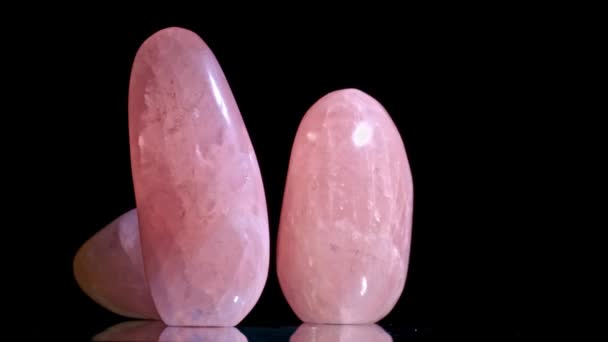 Bela pedra preciosa de quartzo rosa não cortada, movimento fundo preto — Vídeo de Stock