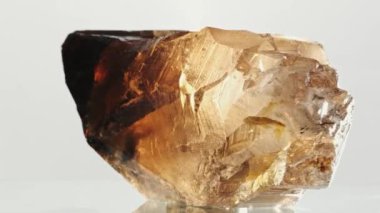 Dumanlı kuvars mineral taş taş taş kuvars jeoloji örneği, kuvars siyah arkaplan üzerinde döner