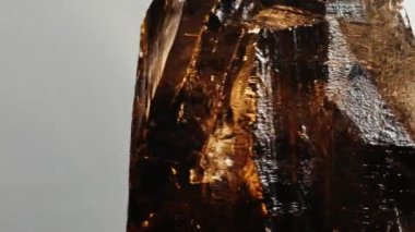 Dumanlı kuvars mineral taş taş taş kuvars jeoloji örneği, kuvars gri arkaplan üzerinde döner