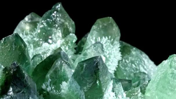 Природний мінерал зелений кварцовий чорний фон природний мінерал — стокове відео
