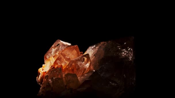 Primo piano di cristalli di quarzo in un vug, o grotta con illuminazione sopraelevata Composizione astratta di cristalli di quarzo rossastri che crescono in una grotta, o il termine geologico vug — Video Stock