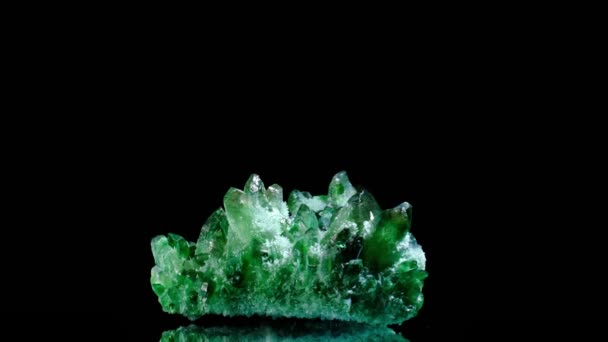Естественный минерал зеленый кварц черный фон — стоковое видео