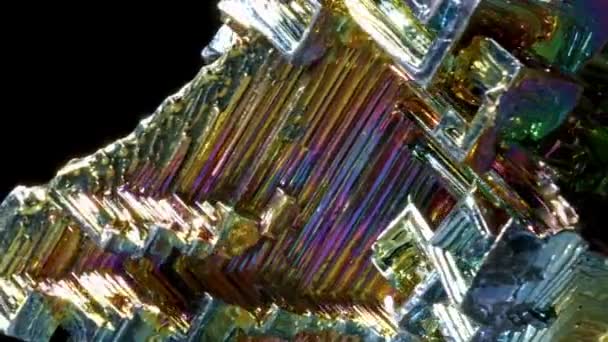 Macro del minerale di bismuto di pietra su sfondo nero da vicino — Video Stock