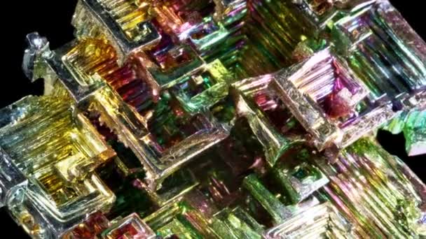 Macro du minéral de bismuth de pierre sur fond noir gros plan — Video