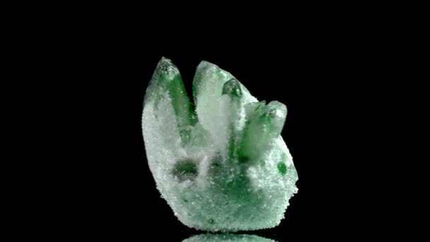 Grezzo smeraldo e pietra preziosa grezza cristallo di rocca — Video Stock