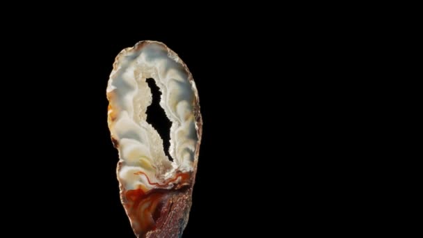 Agate au quartz. Agate tourne autour de son axe sur un fond noir . — Video