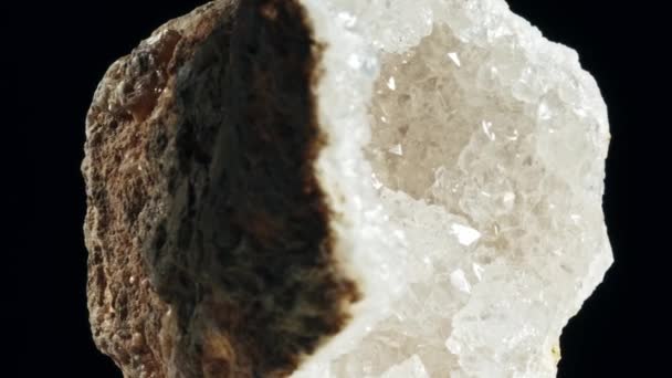 Большие кристаллы кварца горного хрусталя, хрустально-каменный черный фон. macro — стоковое видео
