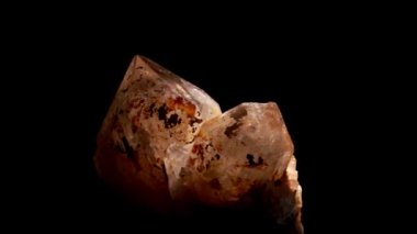 Kahverengi dumanlı kuvars kristalleri ve siyah arkaplan kümesi