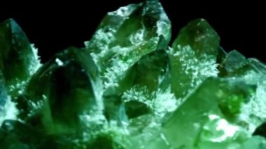 Doğal yeşil kuvars siyah arkaplan doğal mineral