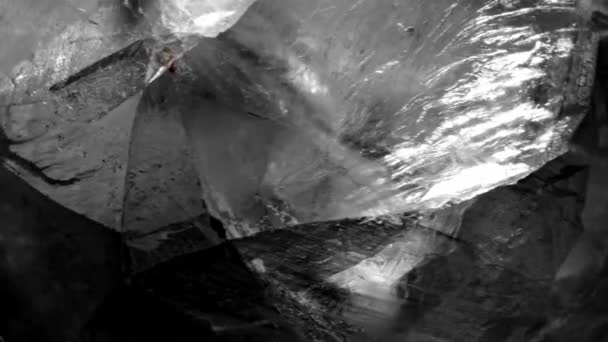 抽象的な結晶石のマクロ鉱物黒の背景。自然の神秘的なジュエリー。回転結晶 — ストック動画