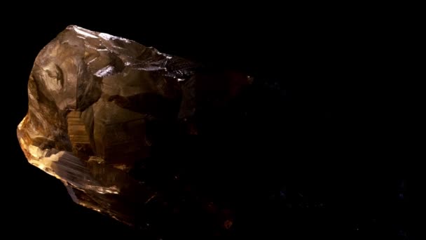 Fumegante quartzo mineral pedra pedra preciosa quartzo geologia espécime, quartzo preto fundo — Vídeo de Stock