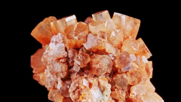 Macro vista sobre aglomerados de estrelas de aragonita marrom. mineral rotativo — Vídeo de Stock