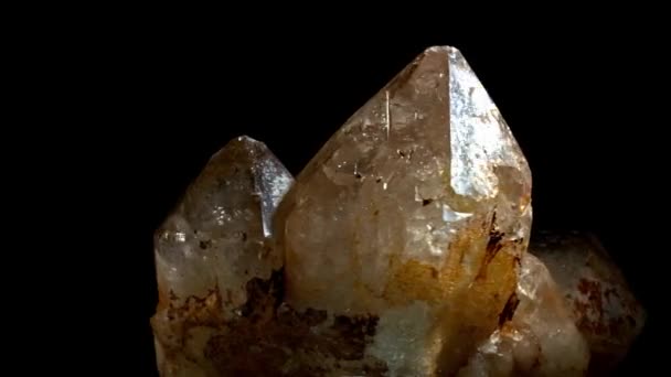 Cluster de cristais de quartzo fumado marrom e turmalina preta — Vídeo de Stock