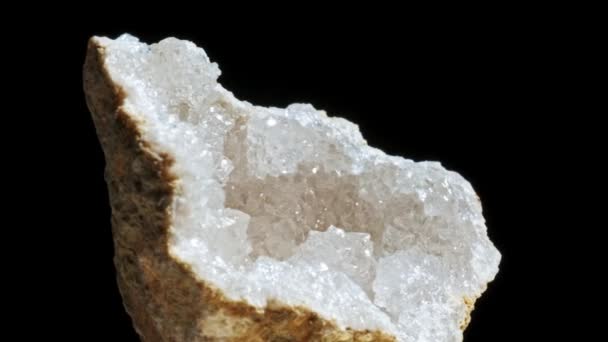 Kristal besar dari batu kapur kuarsa, batu kristal latar hitam. makro — Stok Video