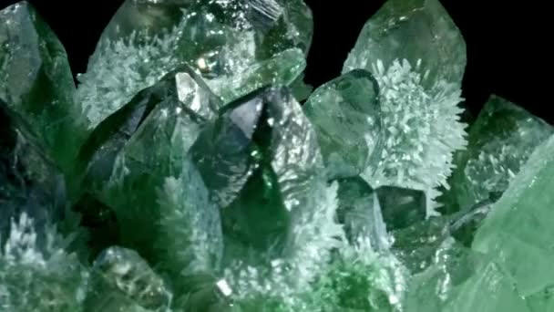 Esmeralda y piedras preciosas en bruto cristal de roca — Vídeo de stock