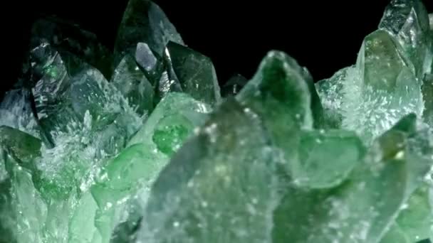 Esmeralda y piedras preciosas en bruto cristal de roca — Vídeo de stock