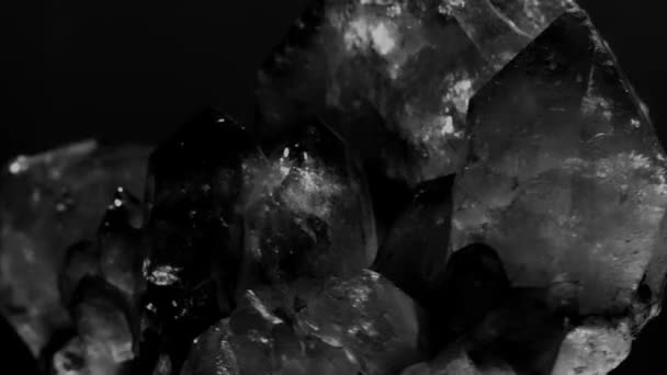Θεραπεία κρυσταλλική πέτρα μακροορυκτό, λευκό ακατέργαστων κρυστάλλων χαλαζία σε μαύρο φόντο. Μυστήριο κόσμημα από τη φύση. Κρύσταλλος περιστροφής — Αρχείο Βίντεο