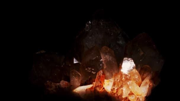 Detailní záběr křemenných krystalů ve vugu, nebo v jeskyni se stropním osvětlením Abstraktní složení načervenalých křemenných krystalů vyrůstajících v jeskyni, nebo geologický termín vug — Stock video