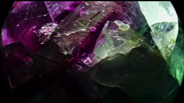 Pietra minerale macro Cristallo fluorite su sfondo nero primo piano — Video Stock