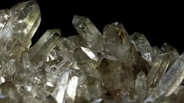 Dağ kuvars kristali. Siyah bir arkaplanda dönüyor. Makro