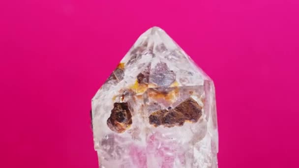 Cristal de cuarzo de montaña aislado sobre fondo rosa. Macro tiro — Vídeos de Stock