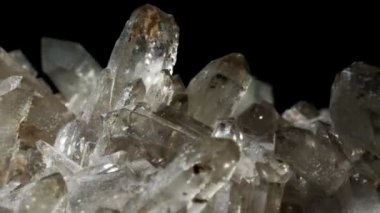 Dağ kuvars kristali. Siyah bir arkaplanda dönüyor. Makro