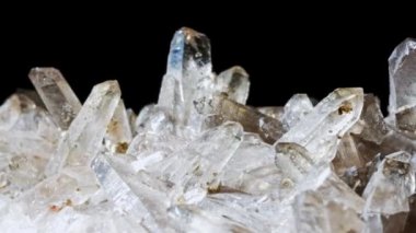 Dağ kuvars kristali. Siyah bir arkaplanda dönüyor. Makro