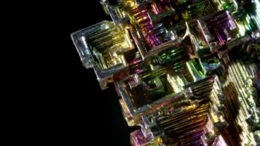 Siyah arka planda taş Bizmut mineralinin Macro 'su.
