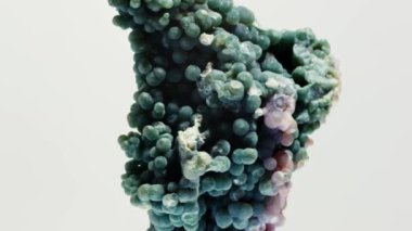 Endonezya 'dan Botryoidal Purple Chalcedony olarak da bilinen üzüm agate mineral taşı. Beyaz arkaplan