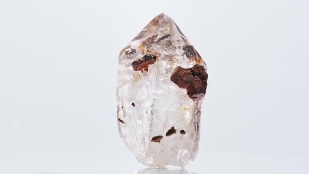 Espécimen de mineral natural: piedra cristalina en bruto aislada sobre fondo blanco — Vídeo de stock