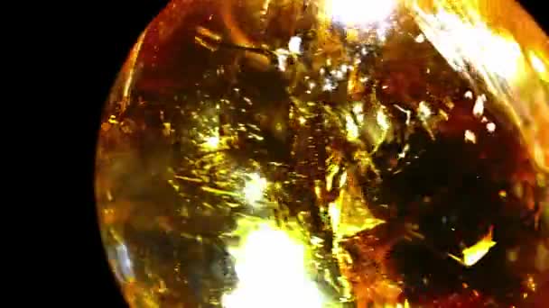 Bola de cristales amarillos, esfera de calcita, bola de curación de calcita, fondo negro, macro — Vídeos de Stock