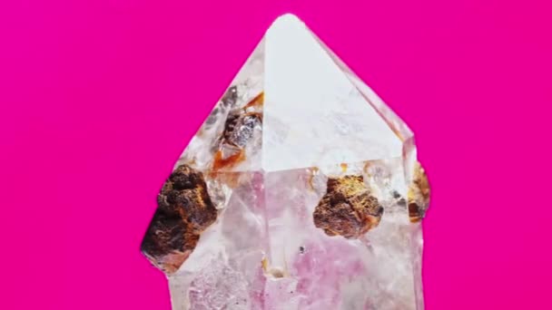Bergkwarts kristal geïsoleerd op roze achtergrond. Macro-injectie — Stockvideo