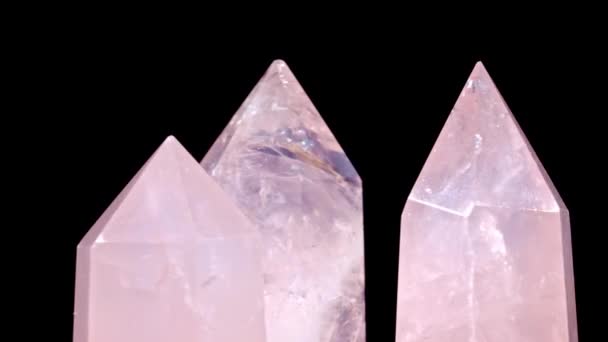 Tres cuarzo rosa y cristal giran sobre un fondo negro — Vídeos de Stock