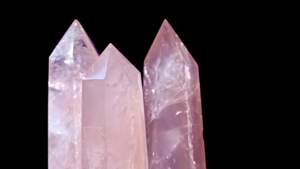 Tres cuarzo rosa y cristal giran sobre un fondo negro — Vídeo de stock