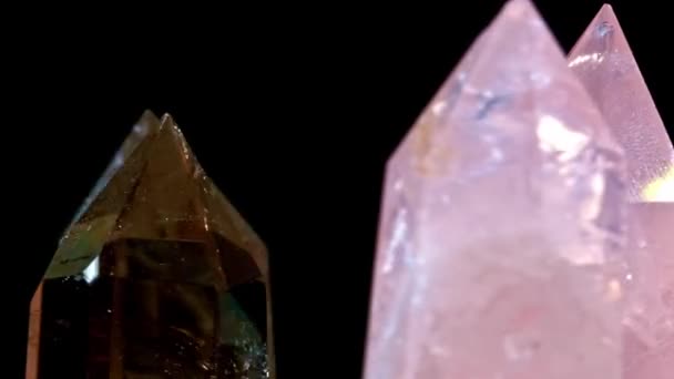 Pinck kwarts en Crystal op draait op een zwarte achtergrond — Stockvideo