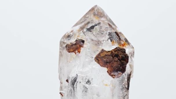 Espécimen de mineral natural: piedra cristalina en bruto aislada sobre fondo blanco — Vídeos de Stock