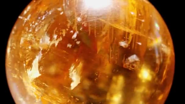 Bola de cristais amarelos, Esfera de Calcite, Calcite Healing Ball, fundo preto, macro — Vídeo de Stock