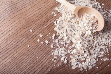 Tahta kaşıkta yulaf ezmesi