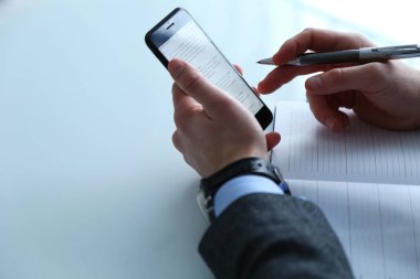 İşadamı bir üzerinde çalışıyor. Serbest iş vasıl ev yazıhane. Not bir kitap yazma. Zaman yarış.