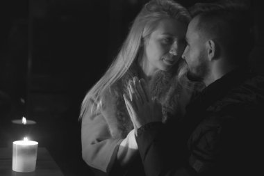 İki kişi birbiriyle harcama zaman zevk. Siyah ve beyaz fotoğraf