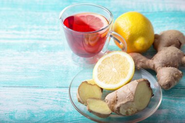 ahşap bir masa üzerine limon zencefil çayı